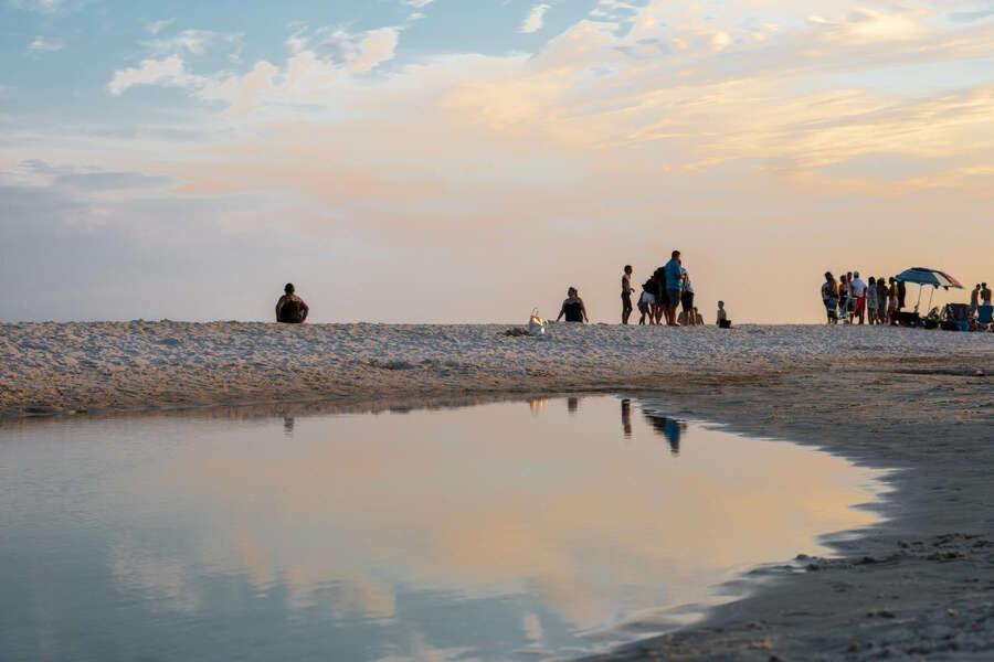 Budget Friendly Condo Perfect For A Romantic Getaway Within Walking Distance To The Beach! غولف شورز المظهر الخارجي الصورة