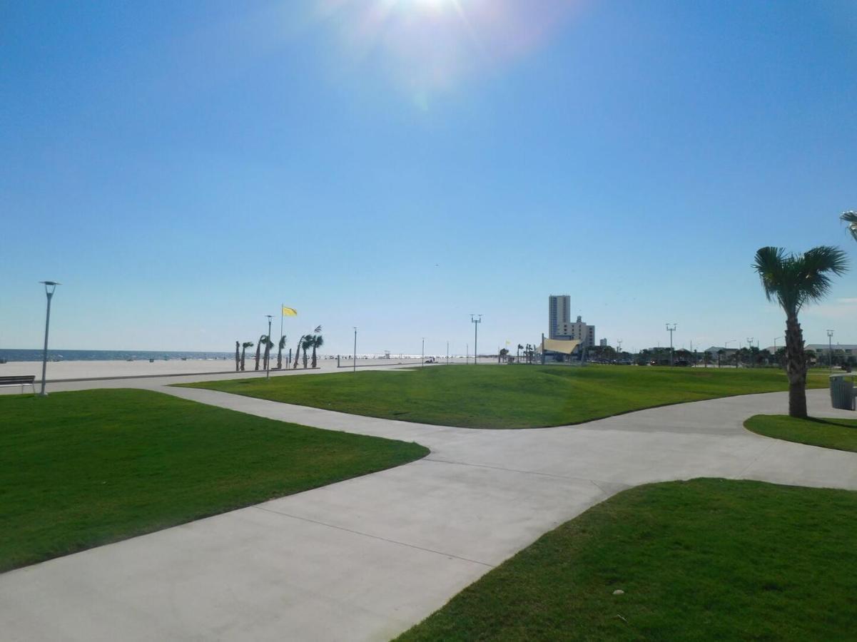 Budget Friendly Condo Perfect For A Romantic Getaway Within Walking Distance To The Beach! غولف شورز المظهر الخارجي الصورة