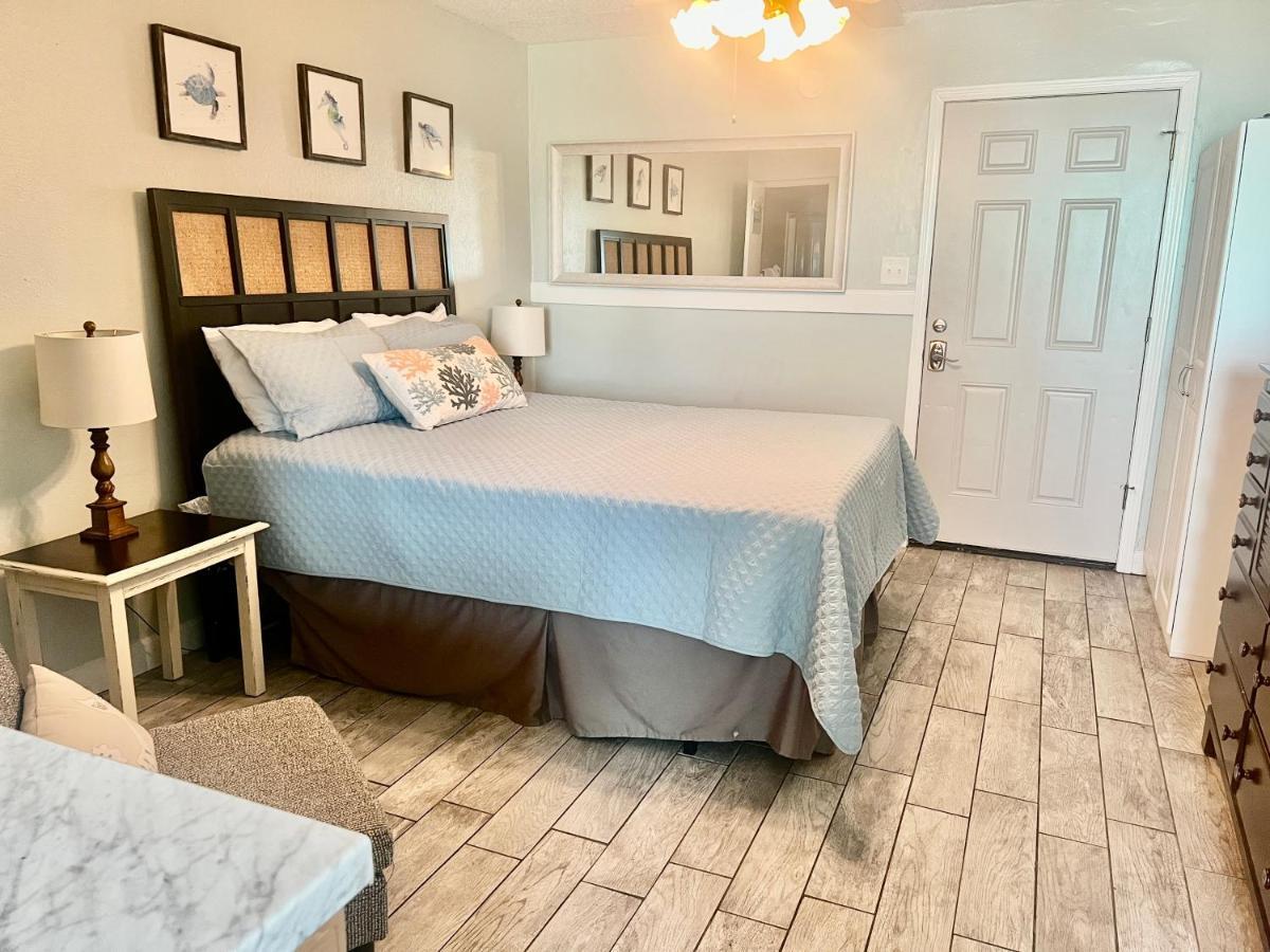 Budget Friendly Condo Perfect For A Romantic Getaway Within Walking Distance To The Beach! غولف شورز المظهر الخارجي الصورة