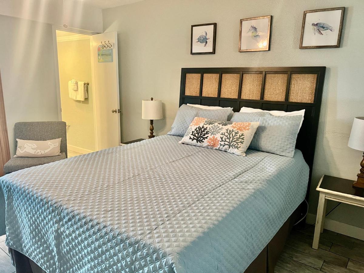 Budget Friendly Condo Perfect For A Romantic Getaway Within Walking Distance To The Beach! غولف شورز المظهر الخارجي الصورة