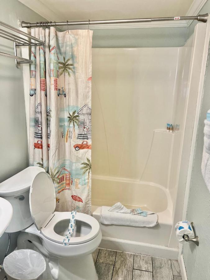 Budget Friendly Condo Perfect For A Romantic Getaway Within Walking Distance To The Beach! غولف شورز المظهر الخارجي الصورة