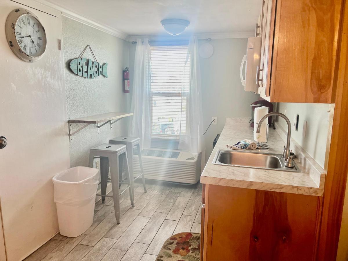 Budget Friendly Condo Perfect For A Romantic Getaway Within Walking Distance To The Beach! غولف شورز المظهر الخارجي الصورة